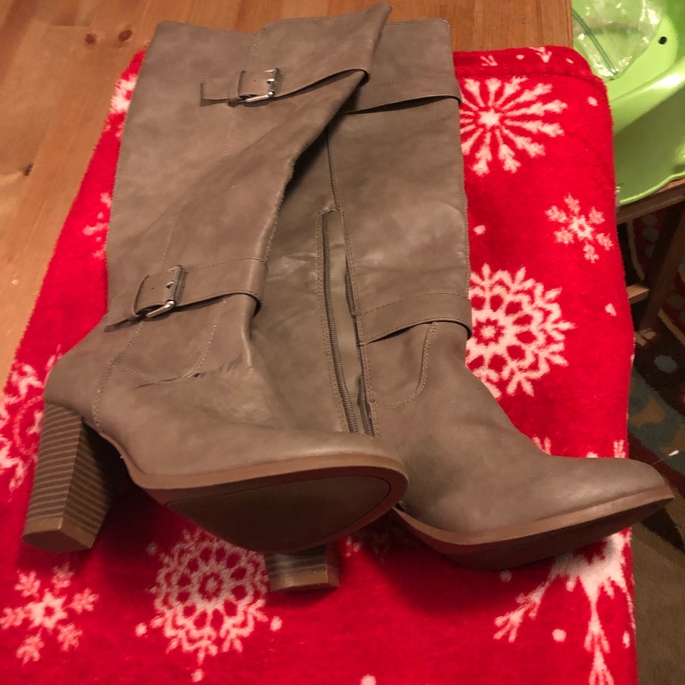 Size 8 wide tanish boots